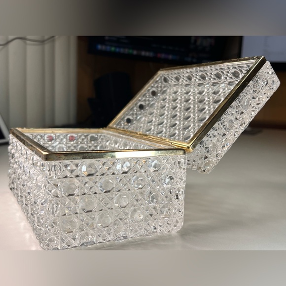 Vintage Mid 20th Century Large Diamond Cut Crystal Hinged Box. - Picture 5 of 11
